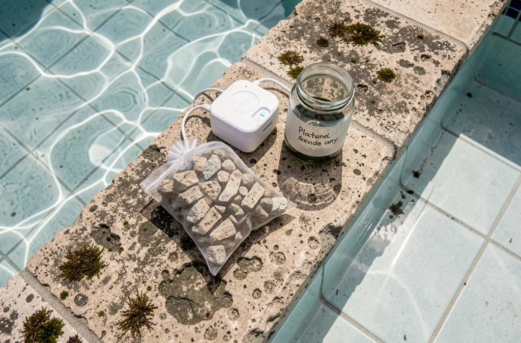 Dispositif UV et minéraux naturels pour traitement écologique de l'eau de piscine sur margelle en calcaire