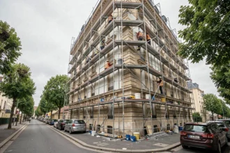 Équipe professionnelle de ravalement de façade travaillant sur un immeuble en Essonne, avec échafaudage et ouvriers en tenue de sécurité